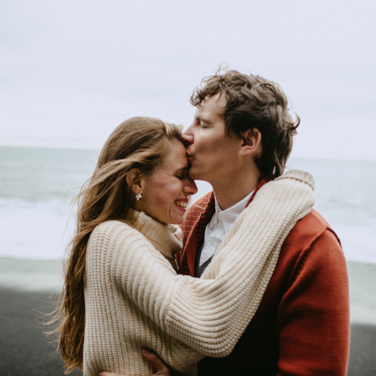 Kobieta i mężczyzna przytulają się czule