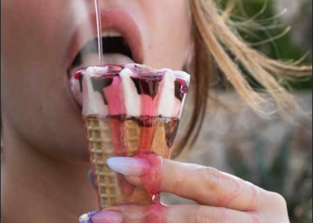 kobieta zmysłowo delektująca się lodami w wafelku