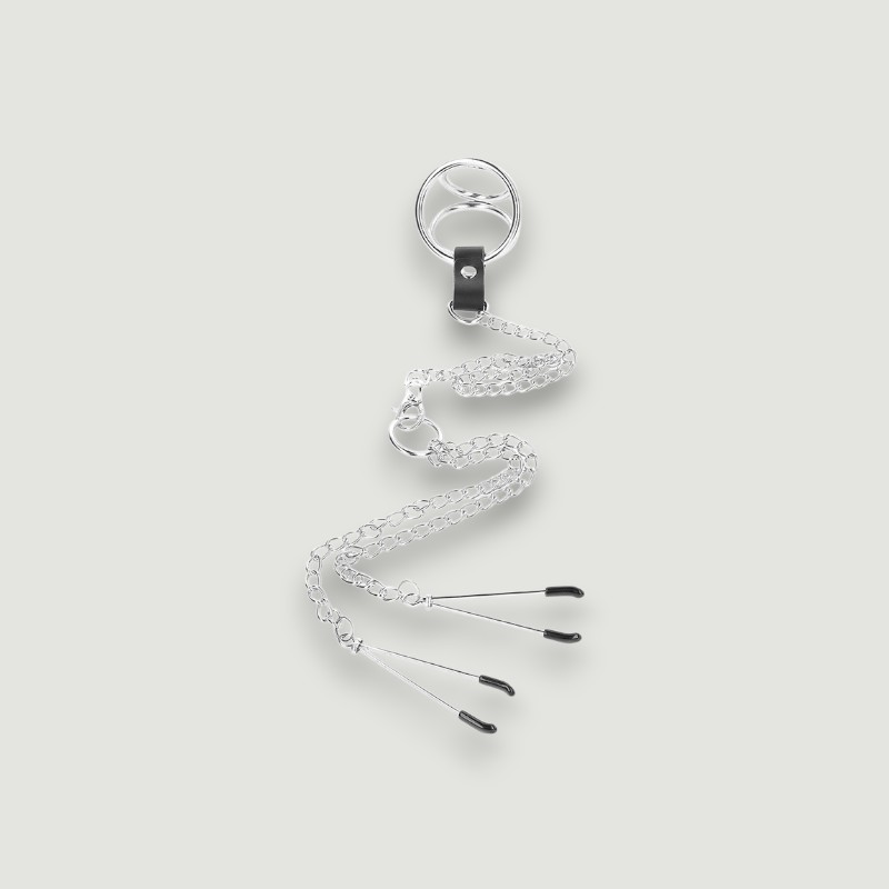 Metalowy pierścień erekcyjny z łańcuszkiem i zaciskami na sutki