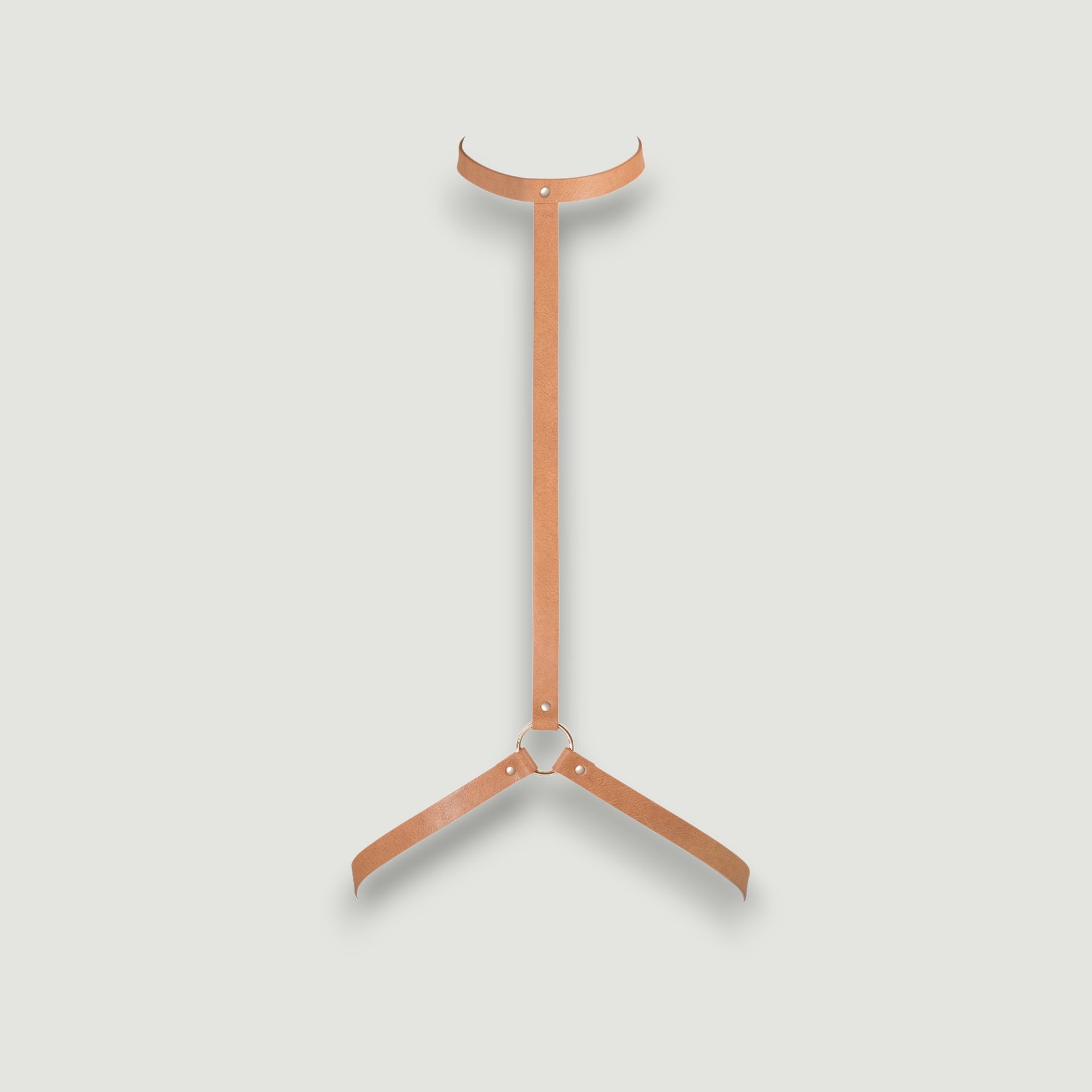 Brązowa uprząż na ciało z paskami