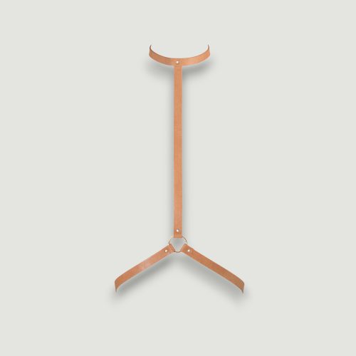 Brązowa uprząż na ciało z paskami