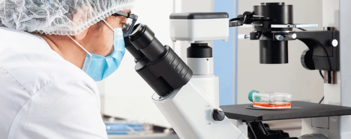 Pani technolog bada próbki w laboratorium