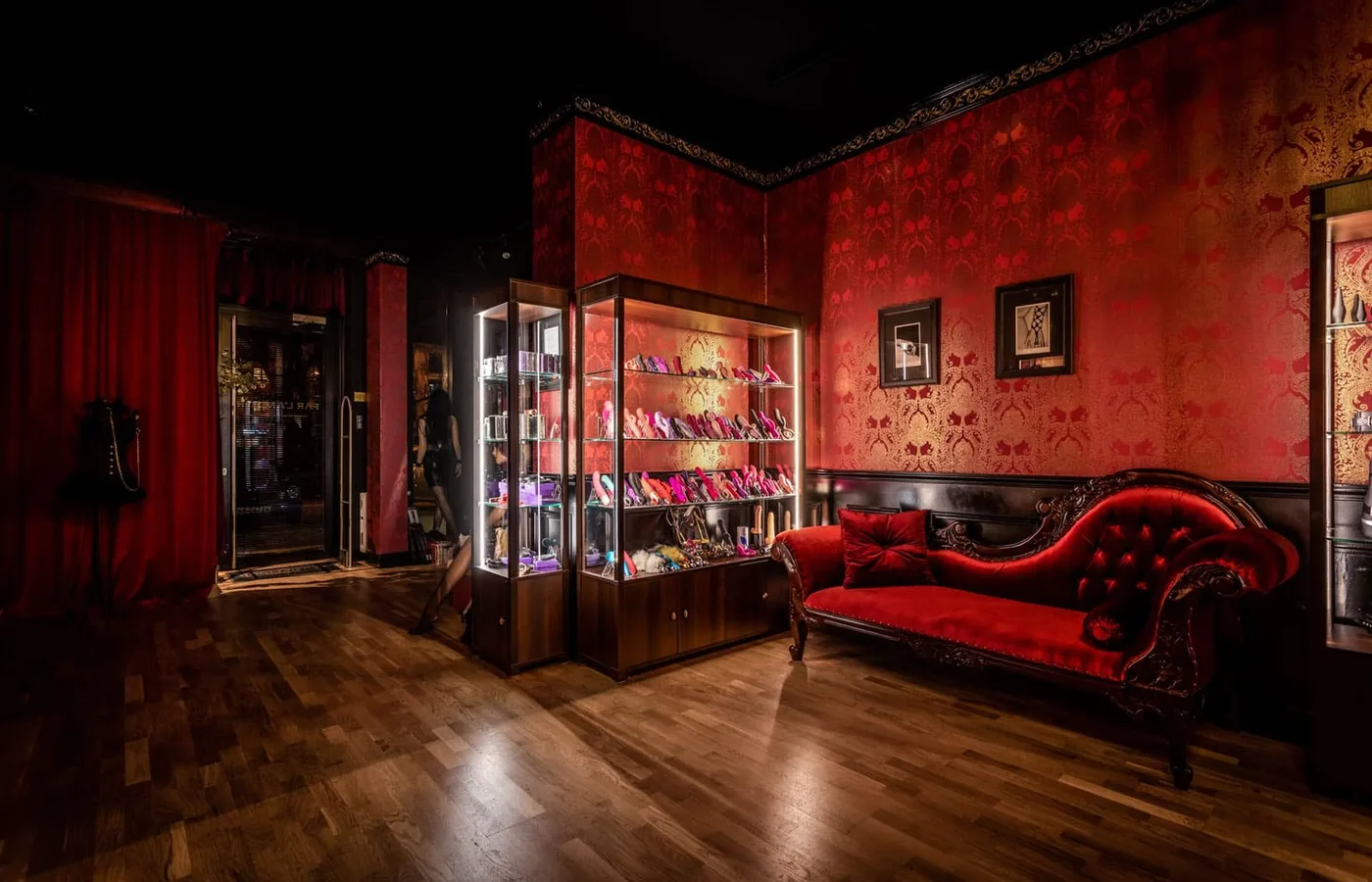Salon butiku Par L'amour Warszawa - czerwone wnętrze z szezlongiem i gablotą