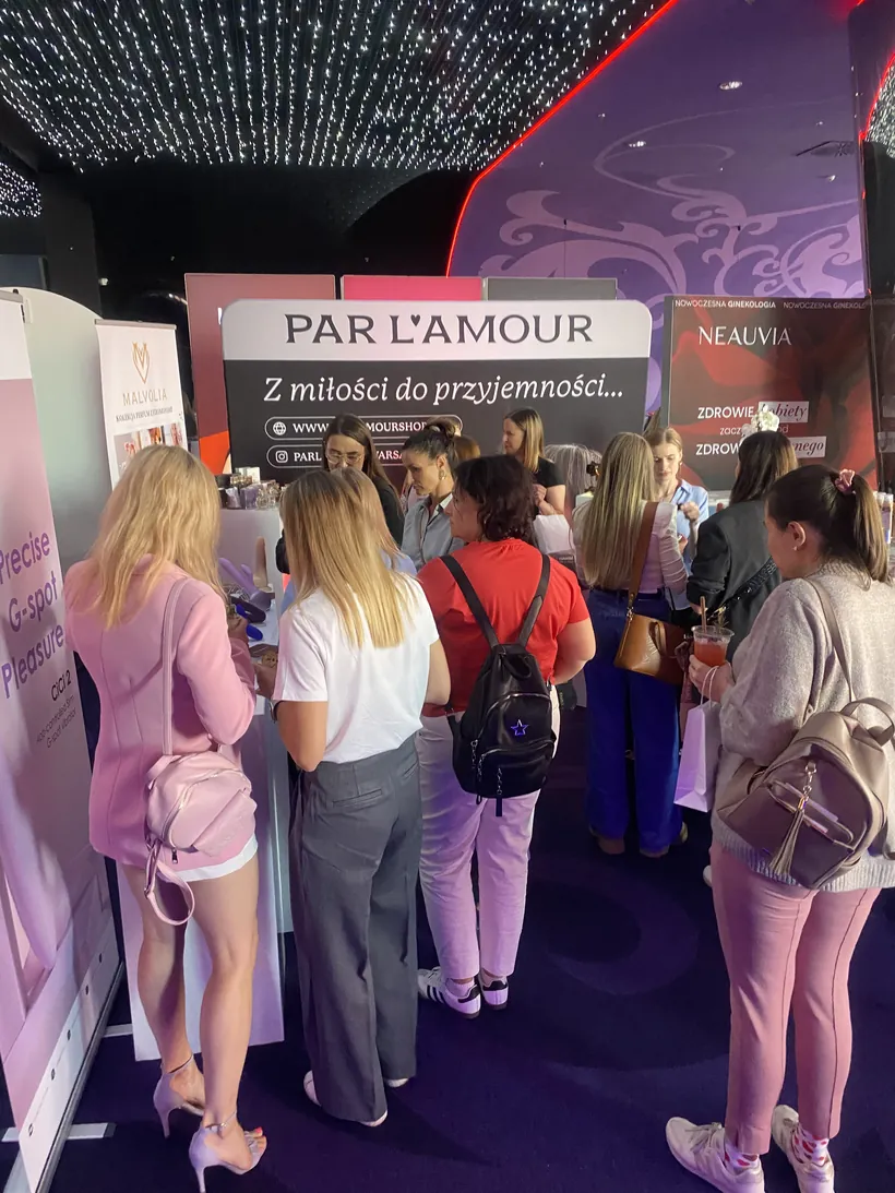 Strefa konsultacji Par L'amour na konferencji - brandowana ścianka marki i goście