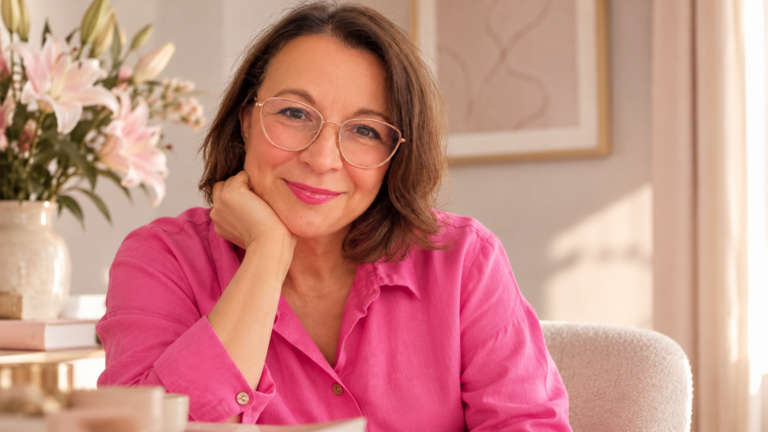 Kinga Fromlewicz w różowej koszuli, portret do wywiadu o menopauzie po 40. roku życia.